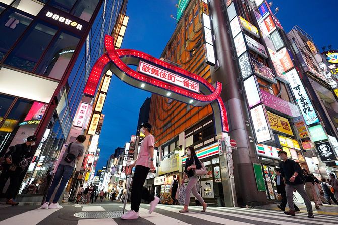 飲食店などが並ぶ東京・歌舞伎町。政府は25日、新型コロナウイルス感染症対策本部を首相官邸で開き、東京、神奈川、埼玉、千葉、北海道の5都道県で続いていた緊急事態宣言について、月末の期限を待たず解除した。＝2020年5月25日、東京都新宿区