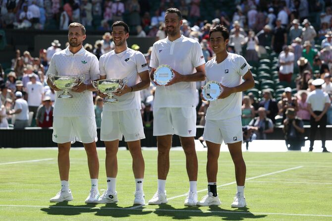 ウィンブルドン選手権の男子ダブルスで優勝したジュリアン・キャッシュとロイド・グラスプール(左)、準優勝したオランダのダヴィド・ペルとオーストラリアのリンキー・ヒジカタ(右)。2025年7月12日、イギリス、ウィンブルドン