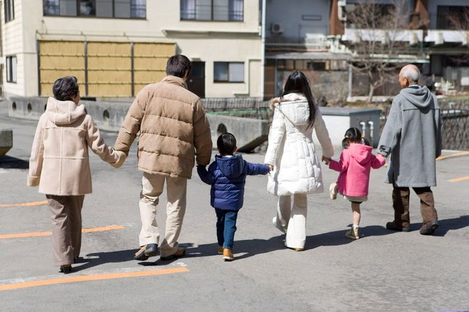 家族三世代が手をつなぐ後ろ姿