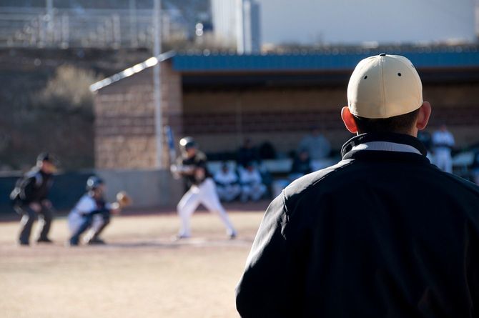 サイドラインから選手を指導するコーチ。