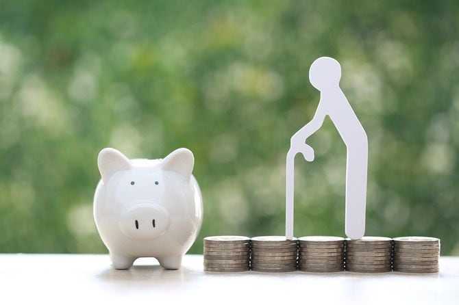 お金と貯金箱と老人のシルエット