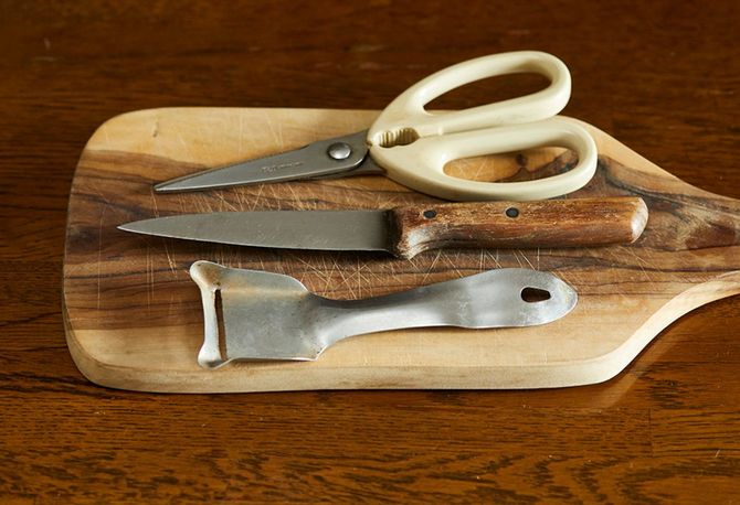 『103歳の食卓』より　ニラや細ねぎを切るのには、キッチンバサミが重宝する。ピーラーは帯状のスライスにも役立つ。