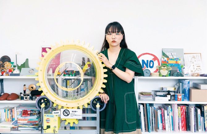 なかなか大型な装置「イヤホンを絡ませるマシーン」の横で。