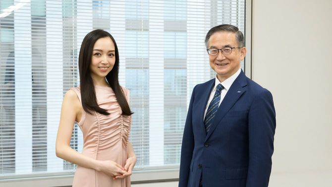 ヴァイオリニストの宮本笑里氏(左)とイーオン社長の三宅義和氏(右)