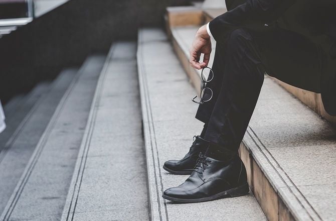 階段に座り込むビジネスマンのイメージ