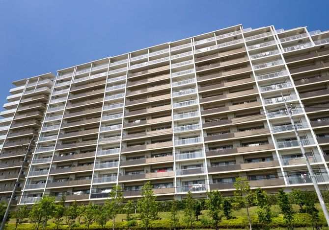 新鮮な緑と大きなアパートメント