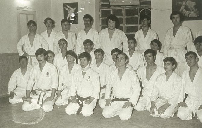 コルセットをしたまま空手をする岡本秀樹氏