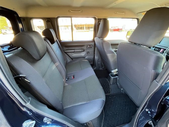 3ドアジムニーと決定的に違うのは後席の快適性。足もとスペースは余裕がある。