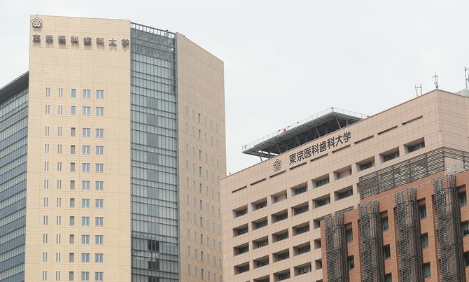 東京医科歯科大学医学部付属病院=2018年7月30日、東京都内