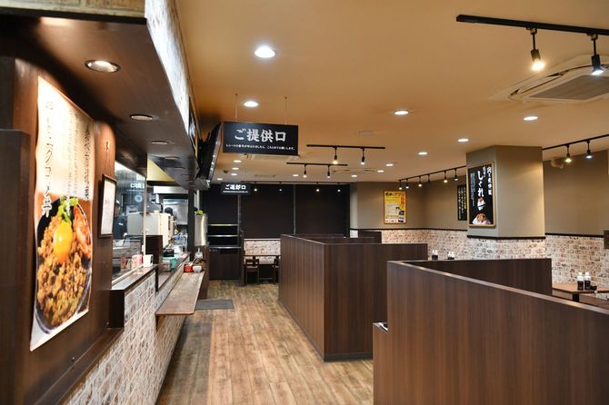 注文した商品は1〜3分で出来上がるので、カウンターで受け取る