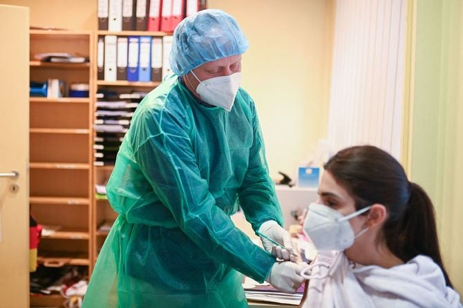 米ファイザーと独ビオンテックが開発した新型コロナウイルスワクチンの接種を受ける女性