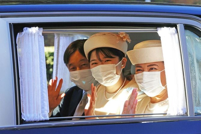 上皇ご夫妻にあいさつするため仙洞仮御所に入られる天皇、皇后両陛下と長女愛子さま=2022年1月1日、東京都港区高輪