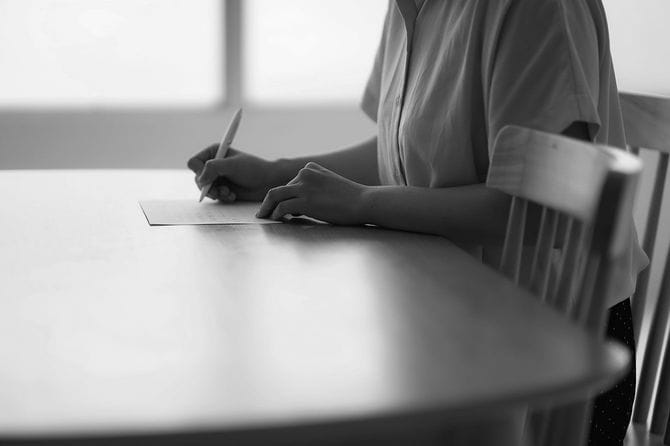 手紙を書く女性