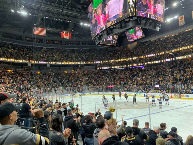 ラスベガスで行われたプロアイスホッケーの試合。筆者の隣に座ったアメリカ人男性は「スポーツベッティング」をしながら観戦していた