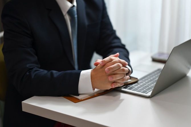 オンライン就職面接を受ける男性応募者