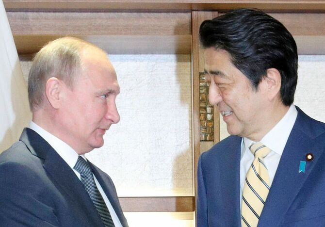 プーチン大統領（左）と安倍元首相