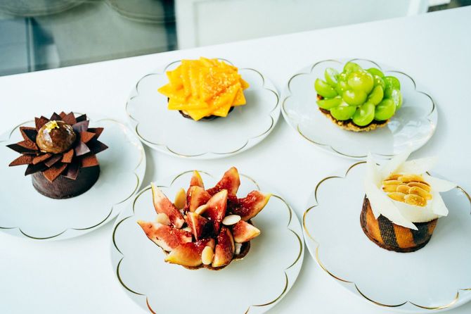 左からショコラタルト（1人前2200円）、柿タルト（1人前1900円）、シャインマスカットタルト（1人前2500円）、梨タルト（1人前1900円）、黒イチジクのタルト（1人前2200円）