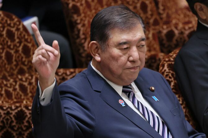 参院予算委員会で挙手する石破茂首相=2025年3月27日午前、国会内