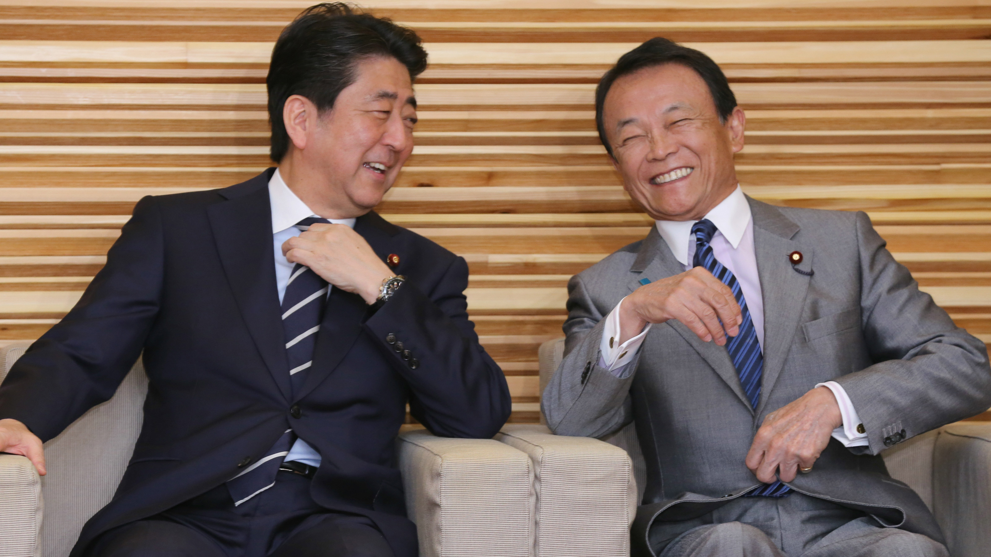 安倍晋三の親友である麻生太郎 着用スーツ同等色 - スーツ