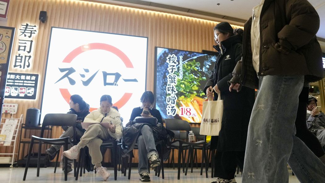 中国リスクは｢寄生虫炎上｣だけじゃなかった…絶好調スシローを脅かす｢くら寿司すぎる｣謎のチェーンの正体