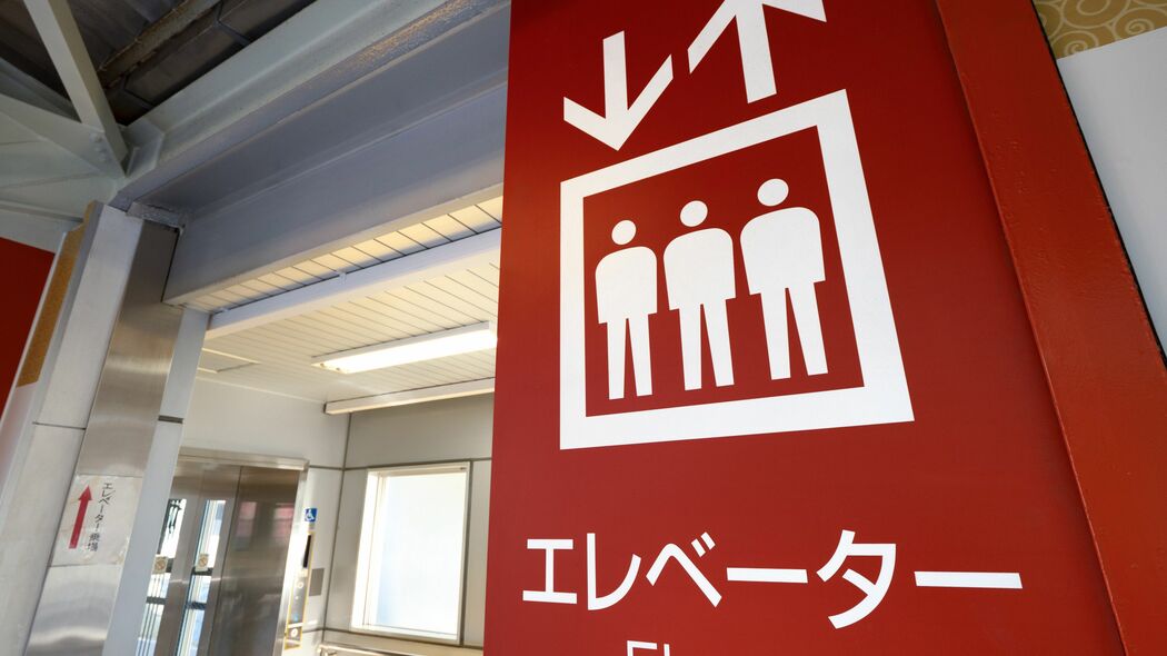 ｢巨大キャリーと高齢者｣駅のエレベーターを使っていいのはどっちか…医師｢命取りになる夏の占拠問題｣