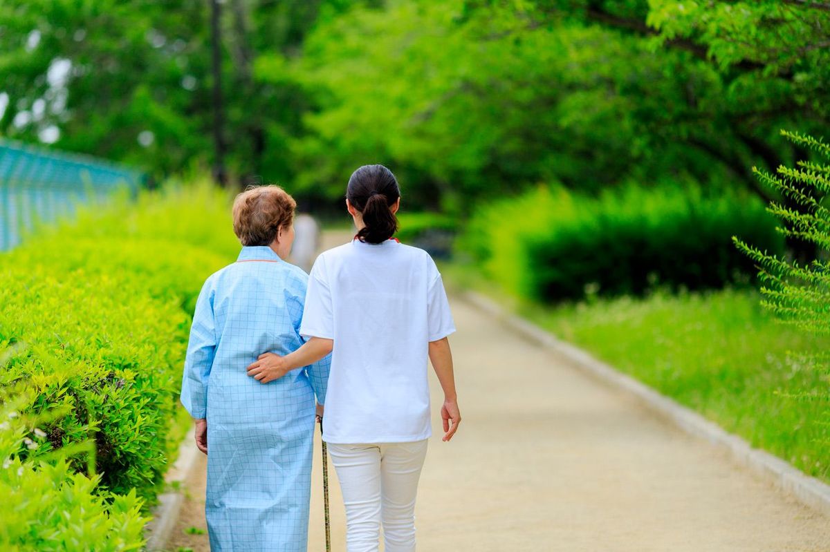 介護士と高齢女性
