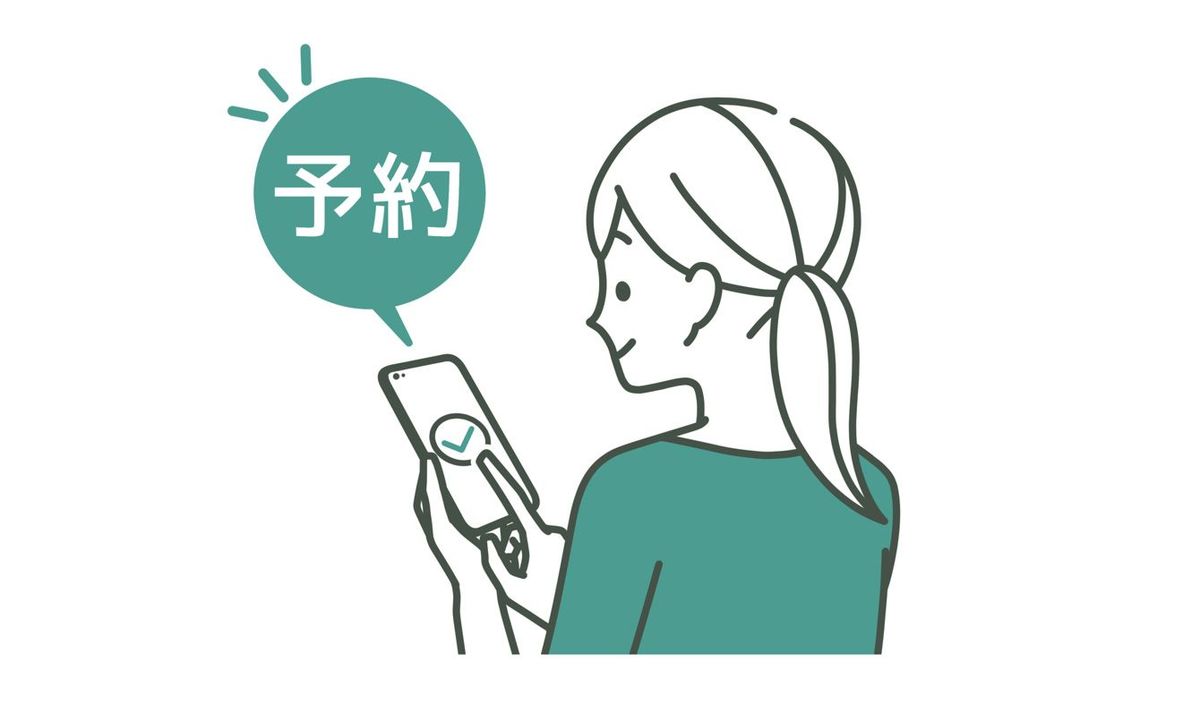 スマートフォンで予約をしている女性