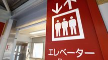 ｢巨大キャリーと高齢者｣駅のエレベーターを使っていいのはどっちか…医師｢命取りになる夏の占拠問題｣