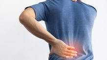 実は｢揉む｣｢叩く｣は意味がなかった…バキバキに固まった肩､腰の痛みに名医が実践する｢エックスの法則｣とは