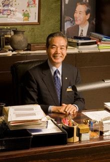 <strong>千房社長 中井政嗣</strong><br>1945年、奈良県生まれ。61年、當麻町立白鳳中学校卒。73年、お好み焼き専門店「千房」をオープン。数々のユニークな施策で同店を人気店に押し上げた。現在は日本全国と米国ハワイに直営・FC合わせて60店舗を展開する。著書に『できるやんか！』など。