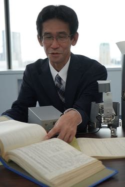 気象ノートや新聞スクラップの一部