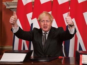 英国とEUの自由貿易協定に署名したボリス・ジョンソン英首相（2020年12月30日）。