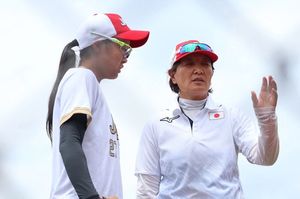 短期間で急成長を遂げた20歳の後藤希友選手と話をする宇津木監督　写真＝日本ソフトボール協会提供