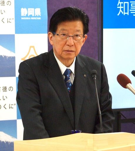 「部分開業」論を記者会見で唱えた川勝知事（静岡県庁）