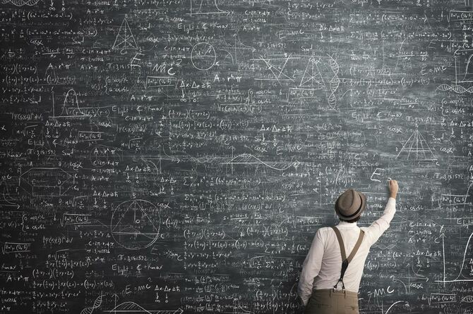 黒板にびっしりと数式を書く天才