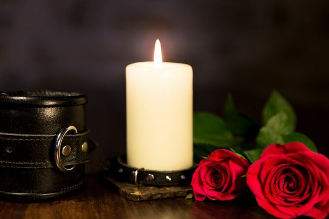 赤いバラと蝋燭とSM用の拘束具