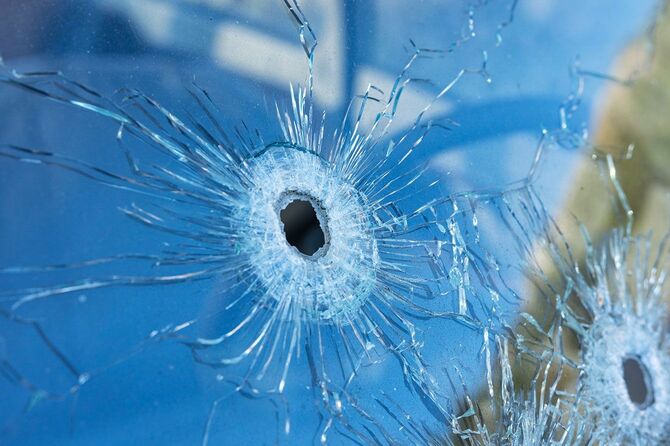 銃で撃たれた窓ガラス