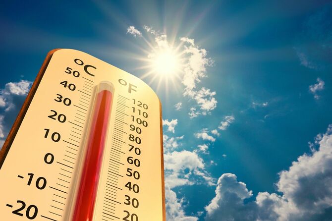 炎天下で40度を超える気温を指す温度計