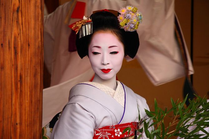 京都・祇園で芸子さんが「事始め」