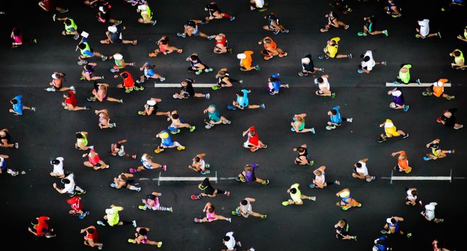 マラソンをする人々、上から撮影