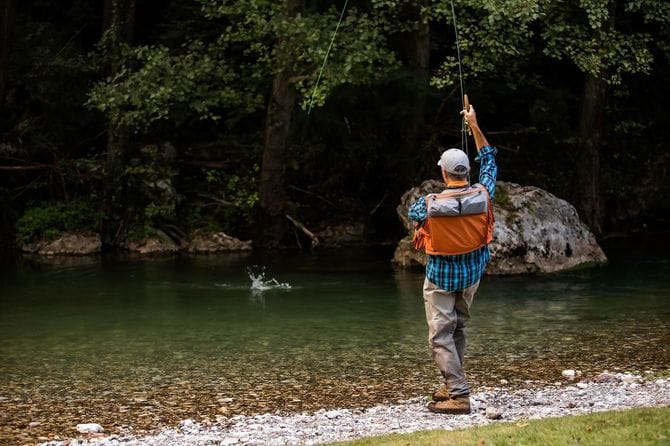 山の川でマスを釣る