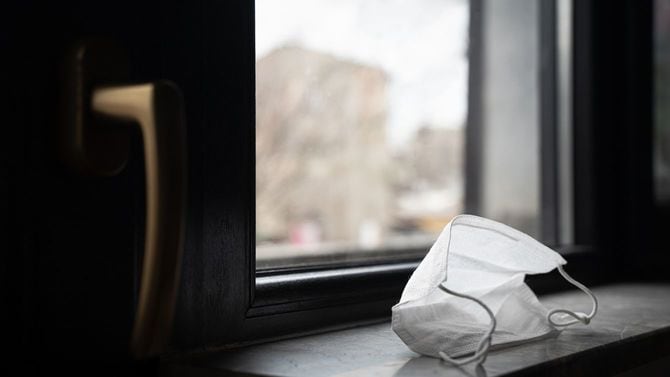 玄関横の窓辺に置かれたマスク