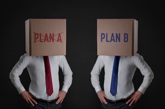 バツ印のついたPLAN Aの箱をかぶる人とPLAN Bの箱をかぶる人