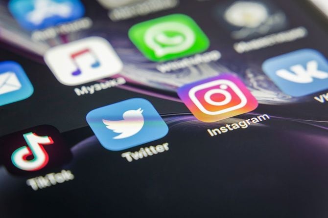 InstagramなどのSNSアプリが表示されたスマホの画面