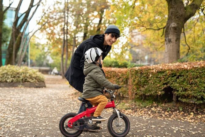 息子に自転車の乗り方を教える父親