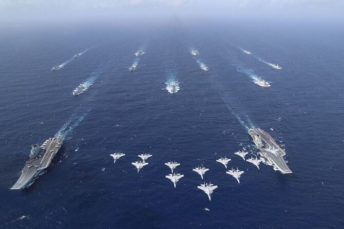 2024年10月下旬、実戦を想定した遠海訓練を行う中国海軍の空母空母「遼寧」（右）と「山東」の艦隊。
