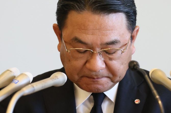 記者会見で厳しい表情を見せるSMBC日興証券の近藤雄一郎社長=2022年3月5日午後、東京都千代田区