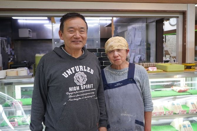 撮影に応じるオーナー・店主の井口さんと奥さんの井口幸子さん