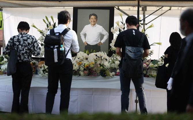 安倍晋三元首相の通夜が営まれる増上寺で、一般献花場に花を手向ける人たち＝2022年7月11日午後、東京都港区