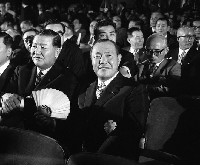 1972年7月5日、第27回自民党臨時大会の席で笑顔を見せる田中角栄氏(東京・千代田区の日比谷公会堂)